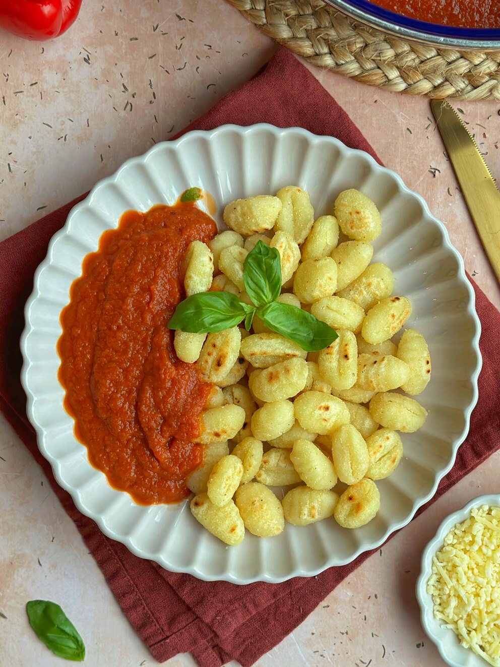 Gnocchi met paprika-tomaat saus
