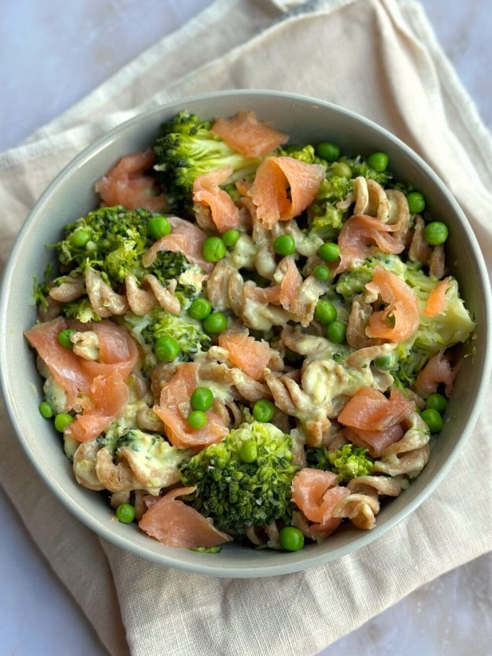 Romige pasta met broccoli, erwtjes en gerookte zalm 
